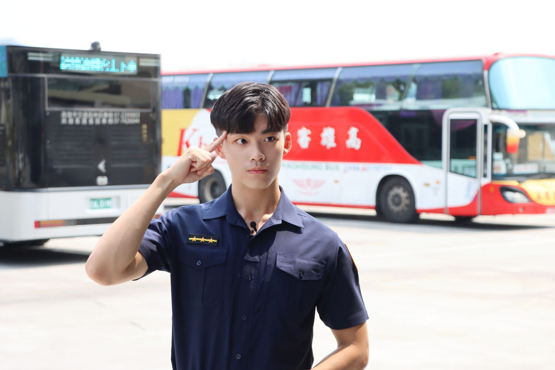 苓雅分局凱旋路派出所員警黃信翔拍片提醒大家如何與大車共享道路。(高市府提供)