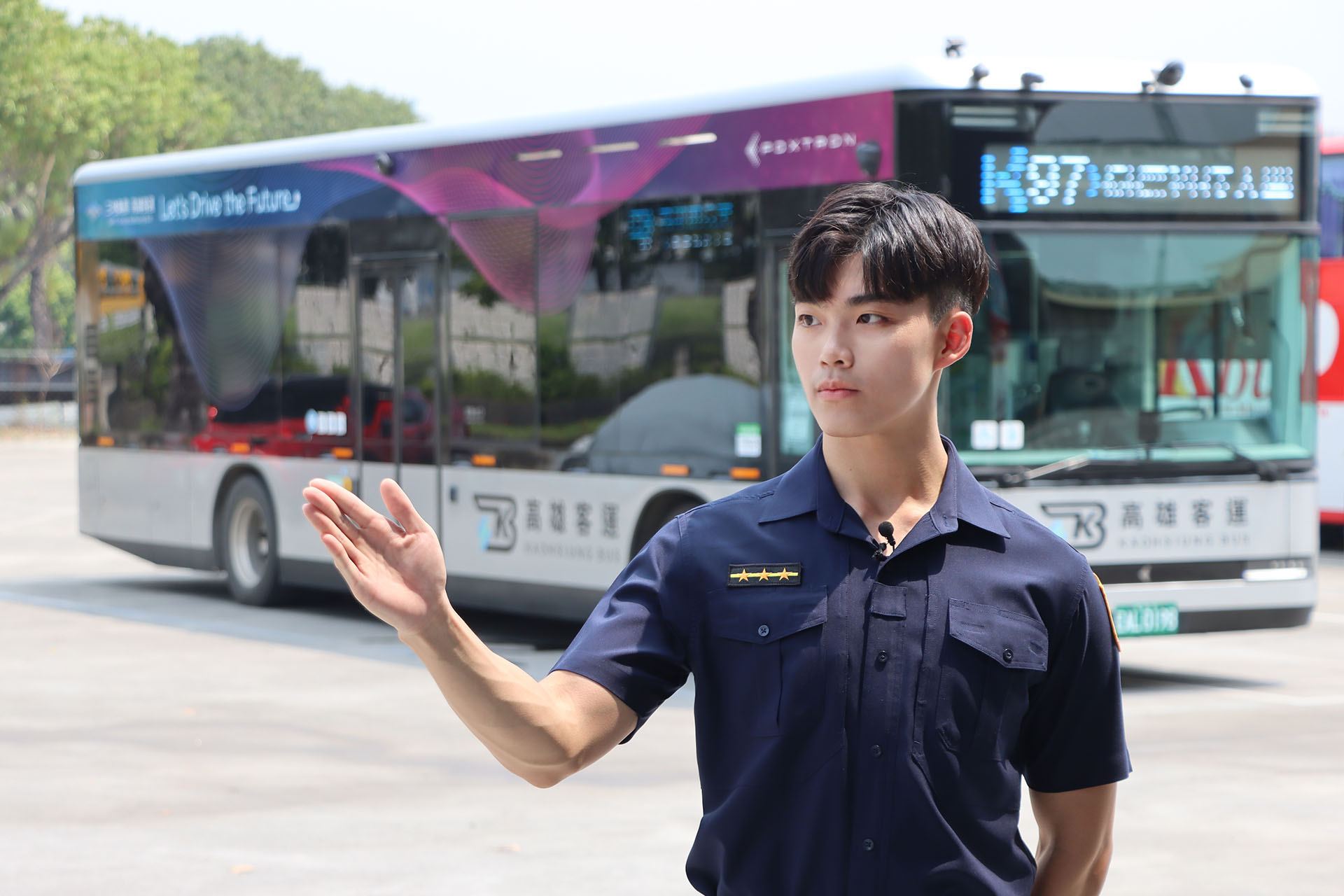 苓雅分局凱旋路派出所員警黃信翔拍片提醒大家如何與大車共享道路。(高市府提供)