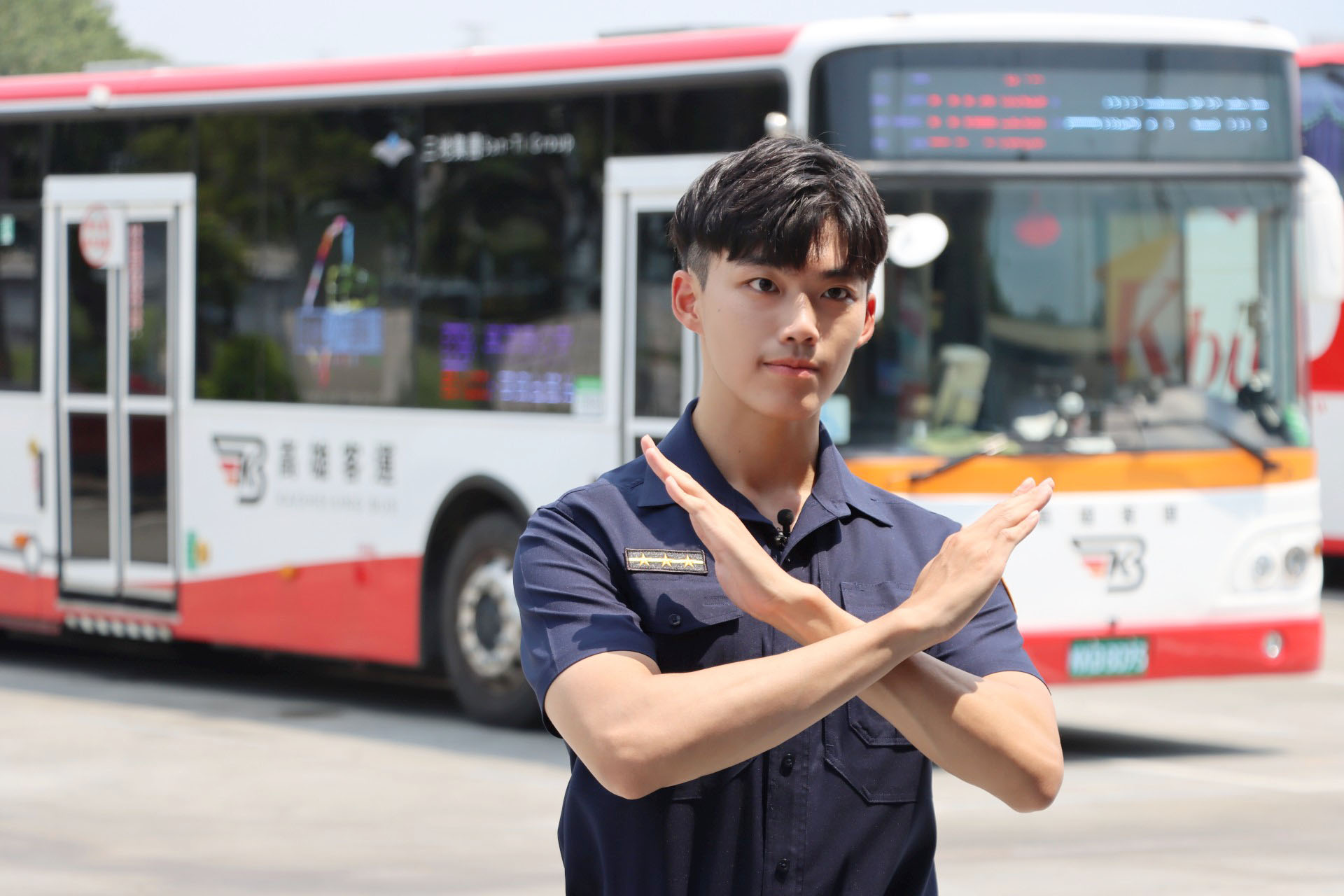 苓雅分局凱旋路派出所員警黃信翔拍片提醒大家如何與大車共享道路。(高市府提供)