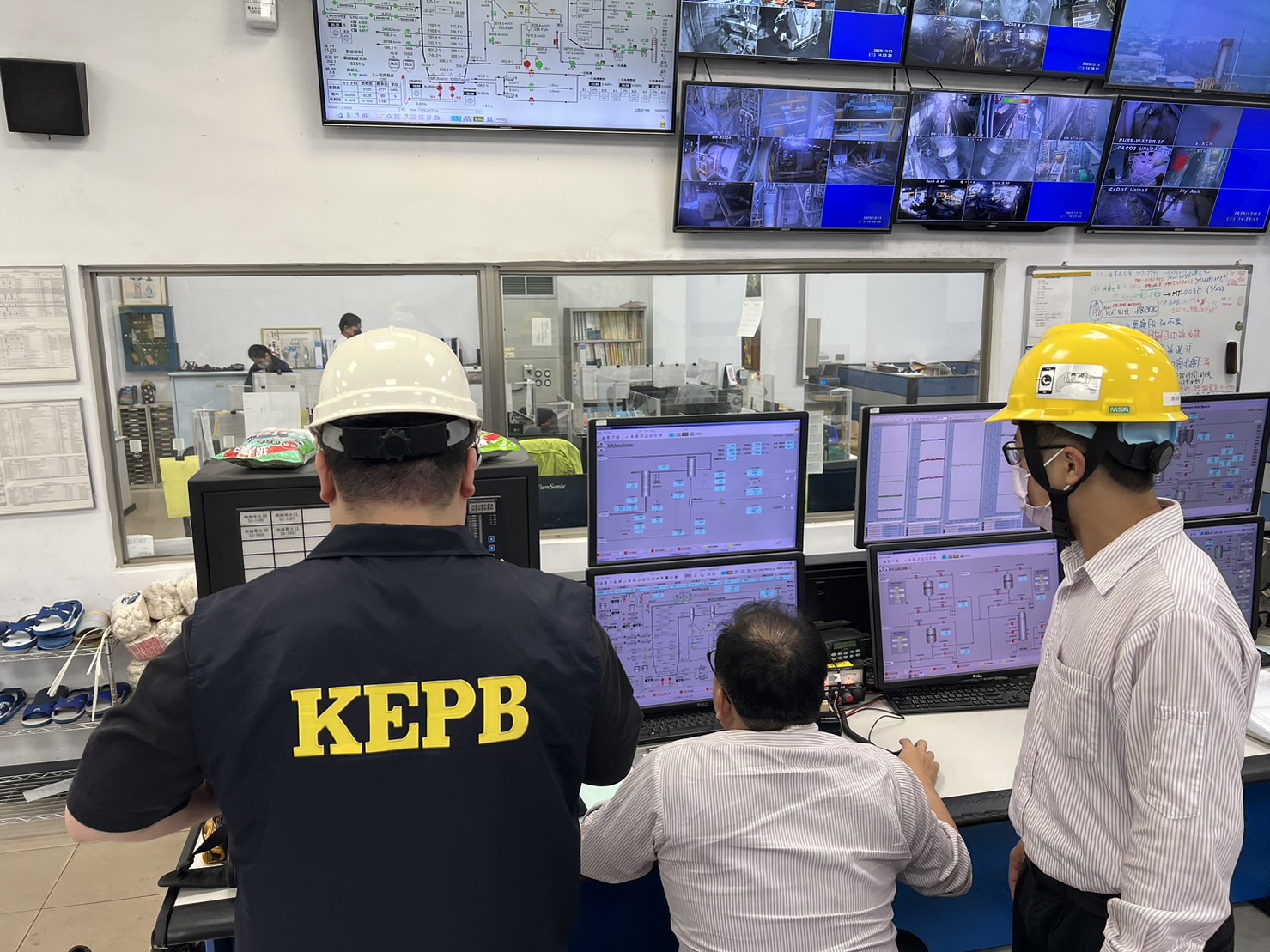 進場查核工廠操作情形。(環保局提供)