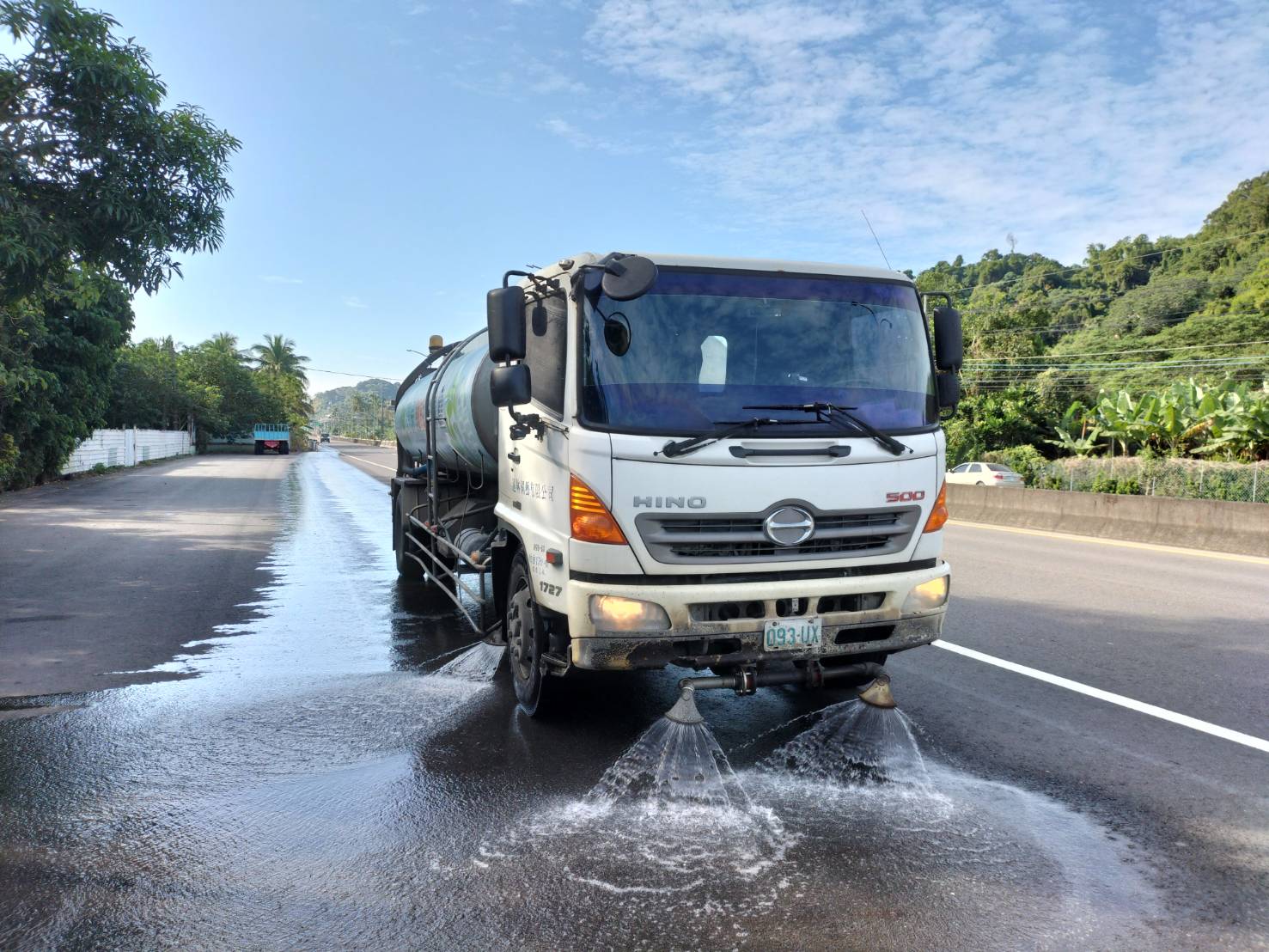 執行洗街 減少道路揚塵。(環保局提供)