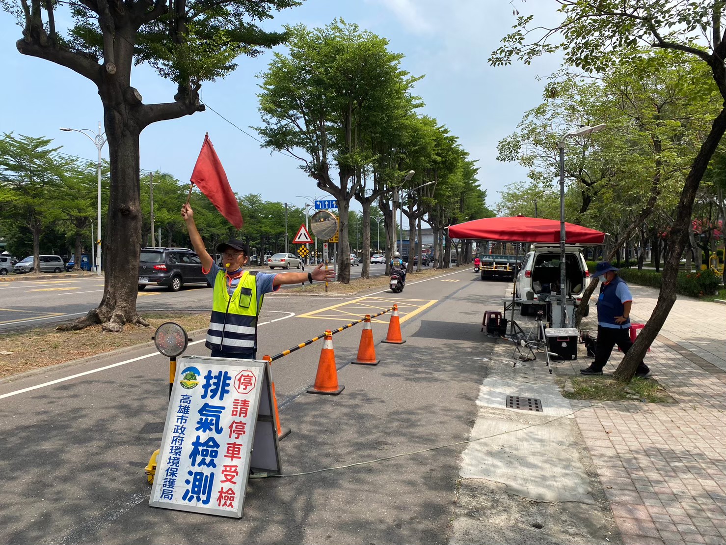 機車路攔稽查。(環保局提供)