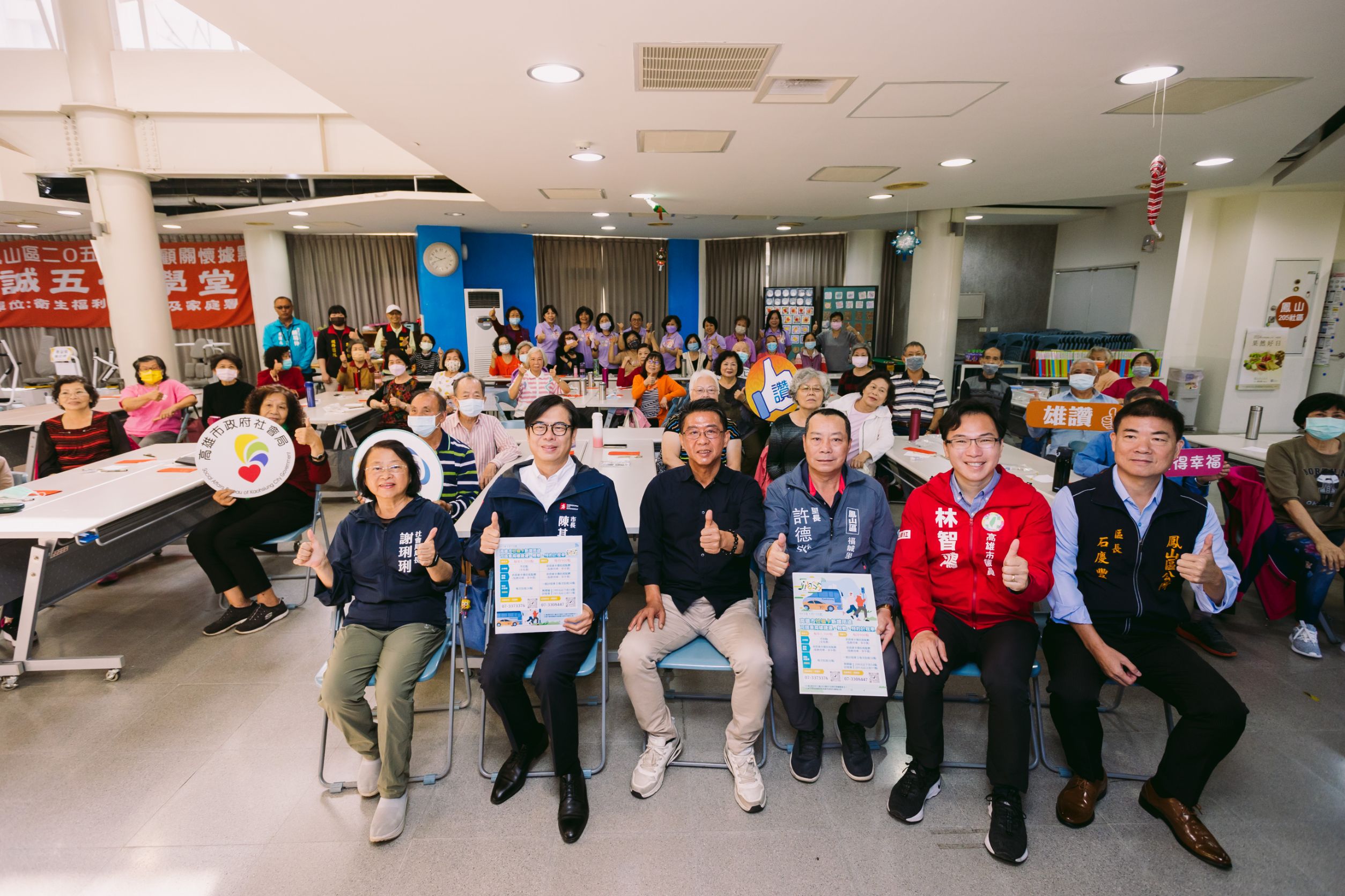 高雄市長陳其邁到五甲社會福利館訪視長輩。(高市府提供)
