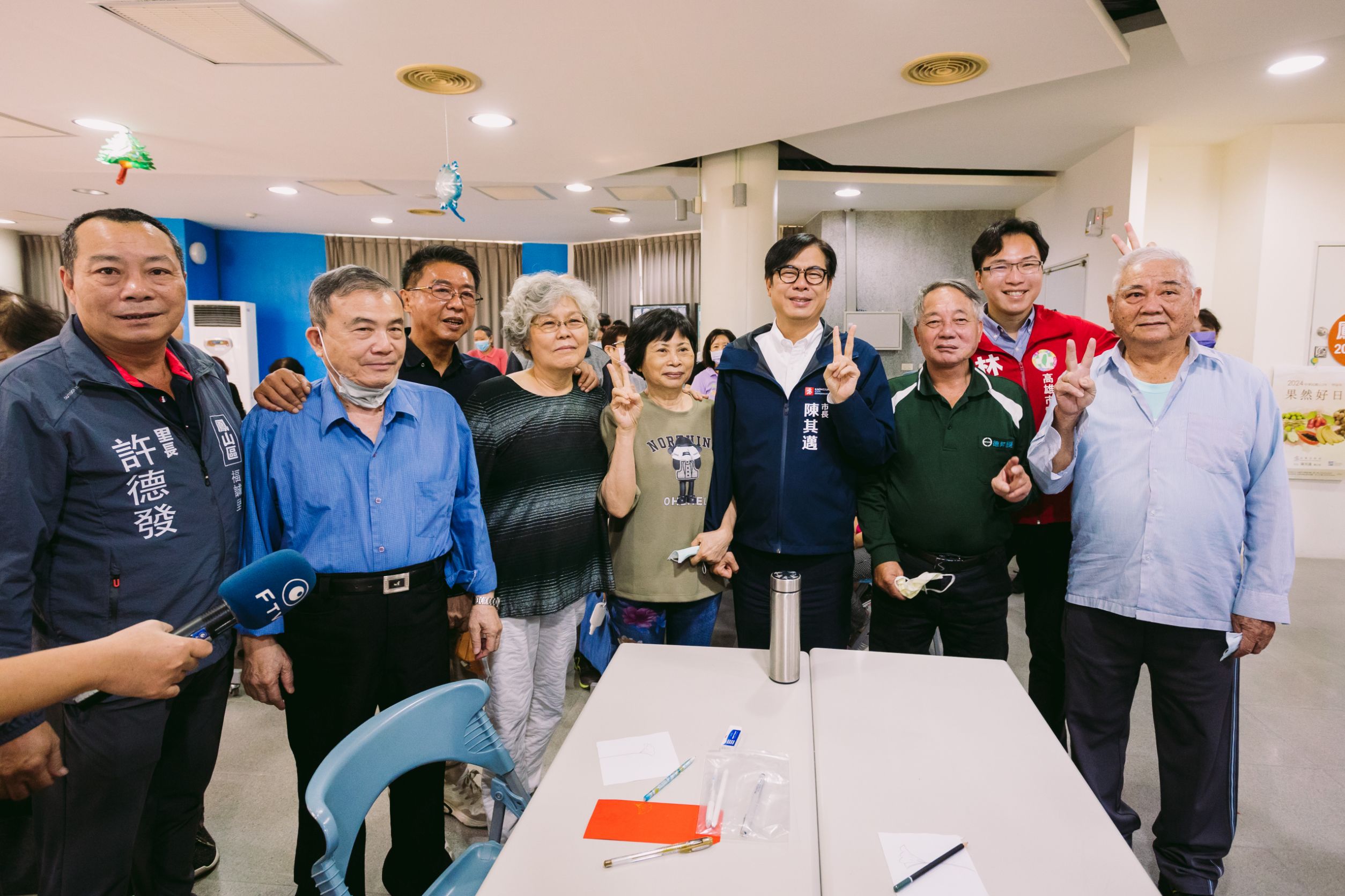 高雄市長陳其邁到五甲社會福利館訪視長輩。(高市府提供)