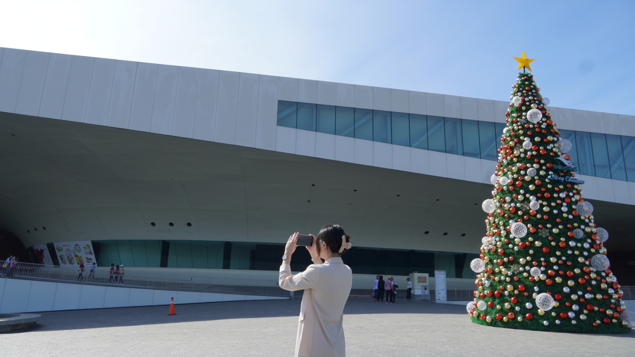 高市府青年局號召青年學子拿起手機紀錄高雄城市、人文、建築、美食等風景,圖為衛武營國家藝術文化中心。(青年局提供)