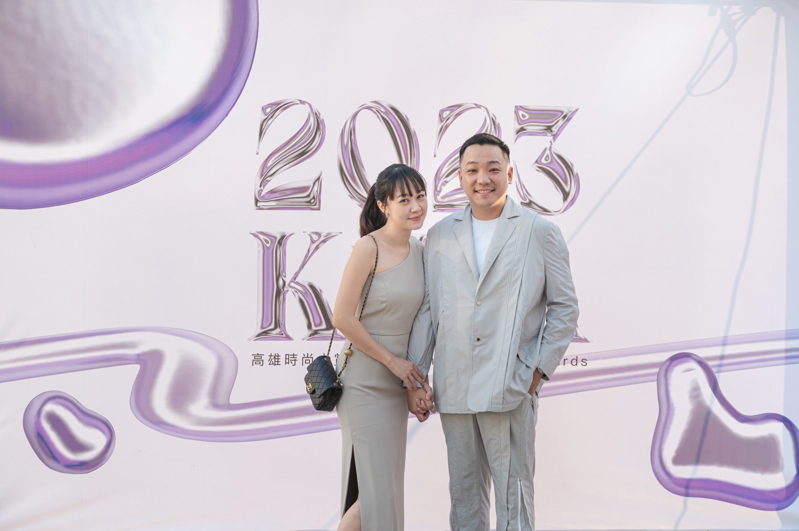 高雄市政府青年局長張以理賢伉儷聯袂出席時尚大賞,張以理表示,感謝產學研多方支持,共同培育新銳設計師運用優勢所長,讓職涯理想落地生根。(青年局提供)
