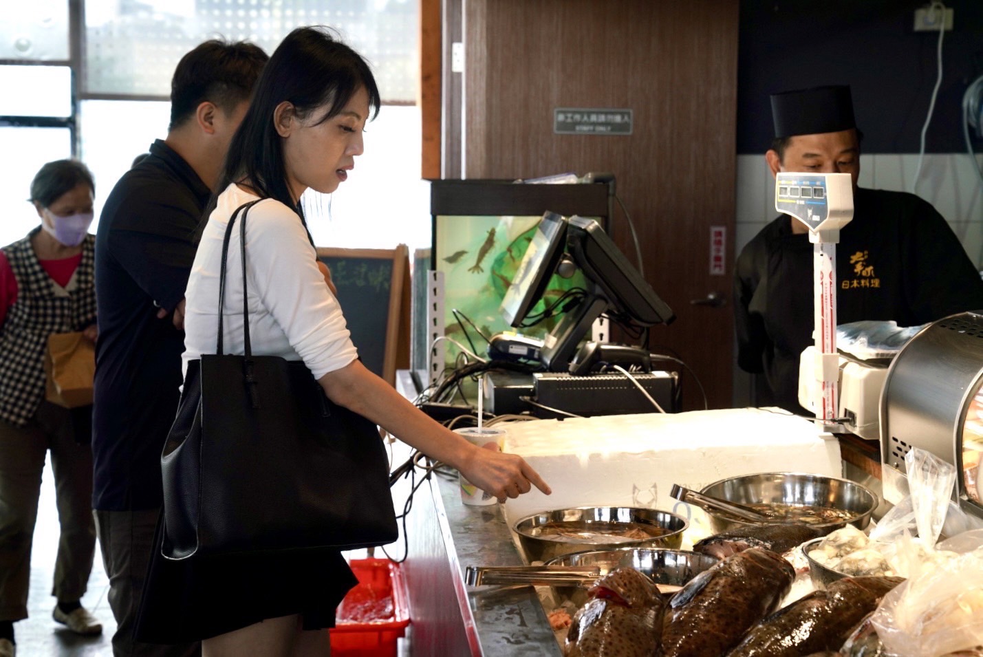 民眾於鼓山魚市場內購買海鮮料理。(海洋局提供)