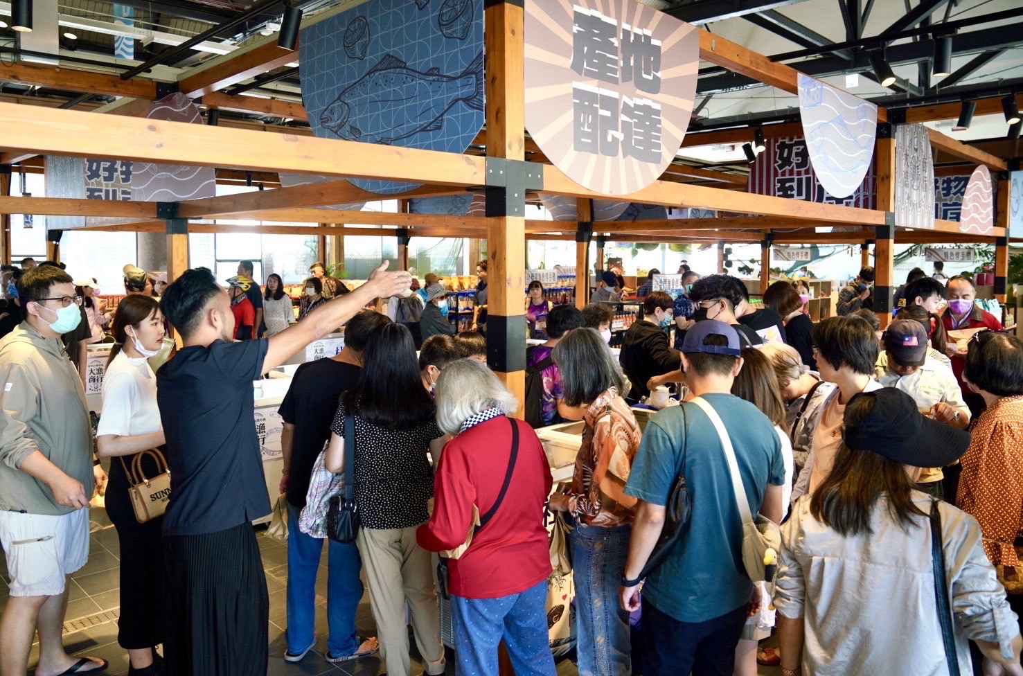 鼓山魚市場內「大漁商行」人潮狀況。(海洋局提供)