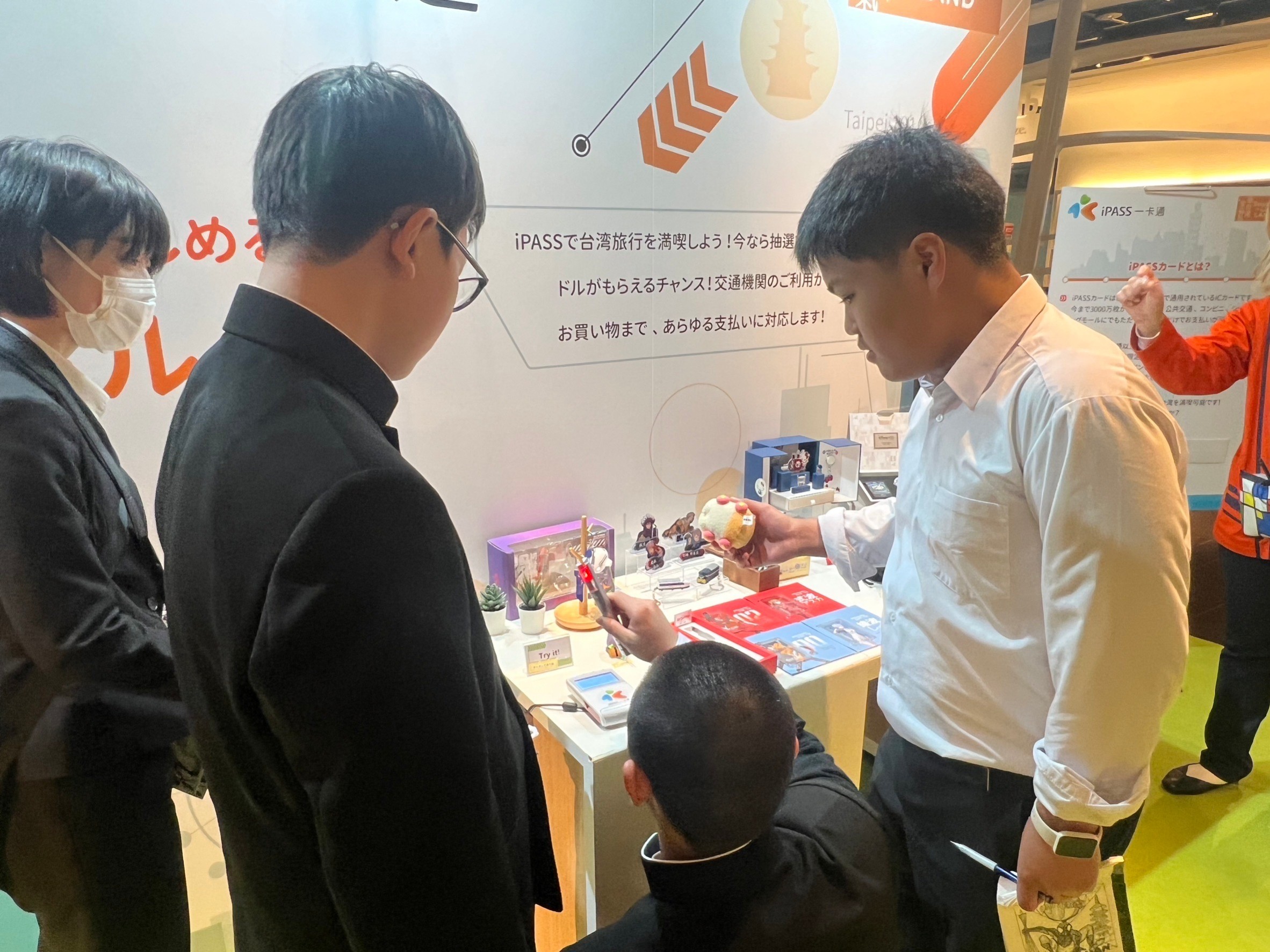 一卡通首度前進日本GRAND FRONT參展,展出歷年來日系授權創意聯名一卡通。(一卡通提供)