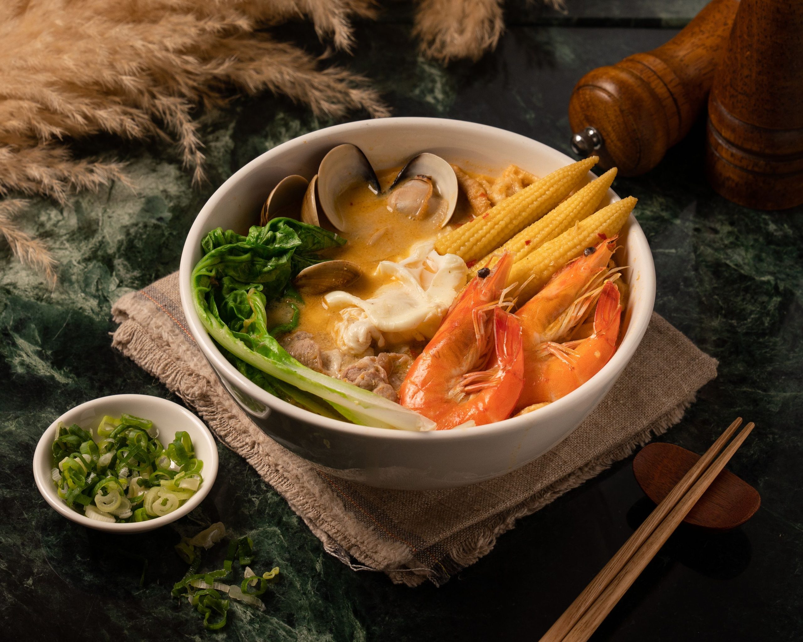 手炒叻沙鍋燒麵。(觀光局提供)