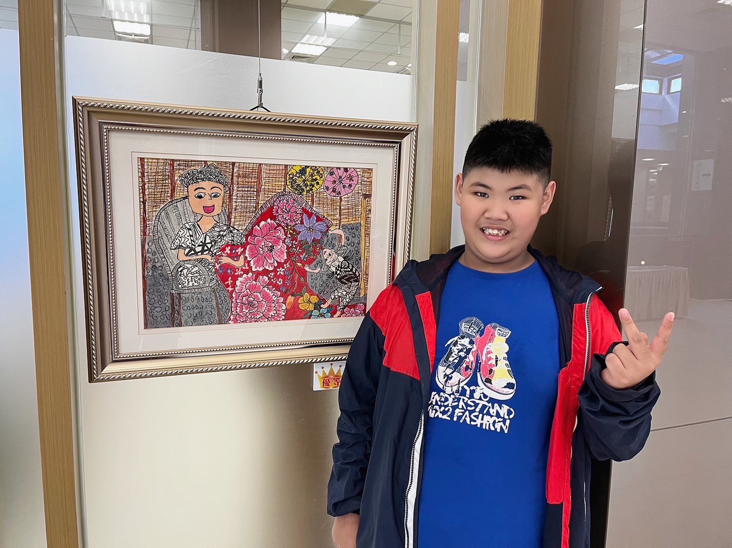 大仁國中54週年校慶,特教生鍾偉仁辦「阿嬤的新衣裳」個展。(校方提供)