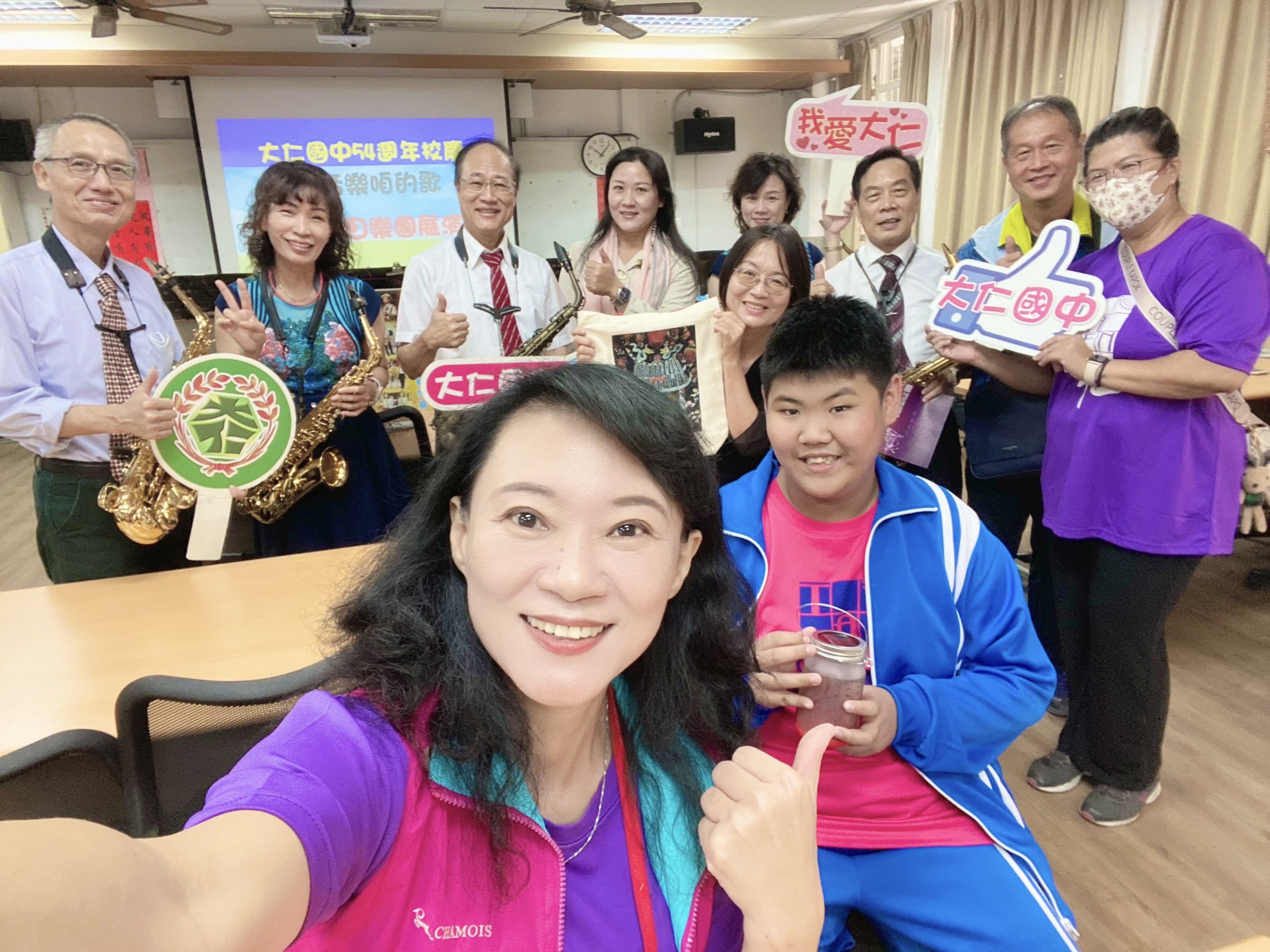 大仁國中54週年校慶,特教生鍾偉仁辦「阿嬤的新衣裳」個展。(校方提供)