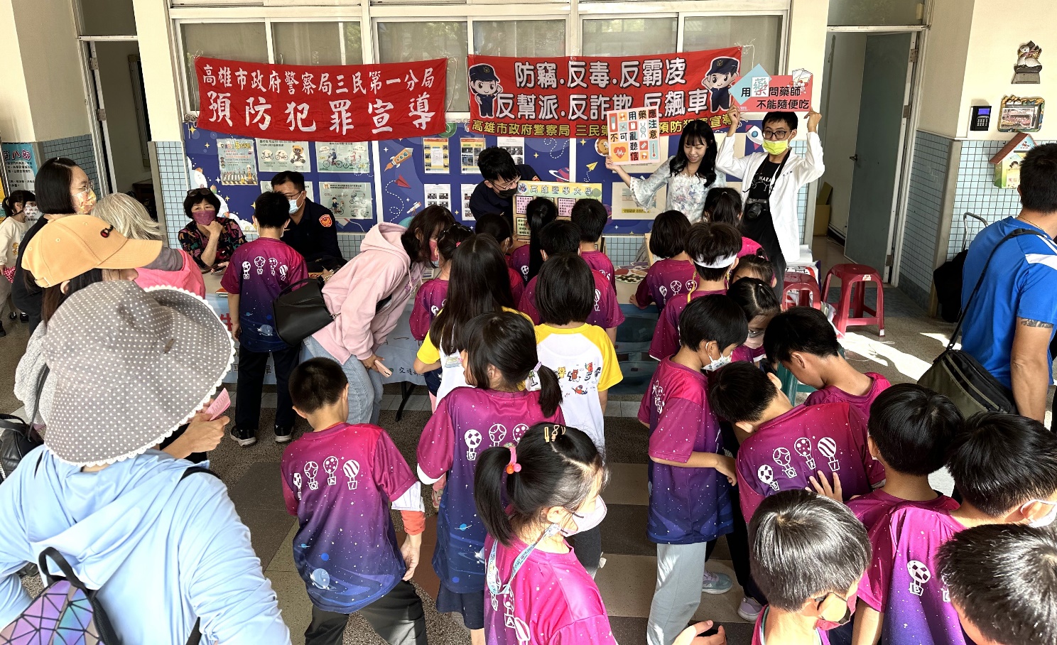 高醫大藥學系學生協助三民一分局進行「反詐騙」、「反毒品」和「藥物濫用」等預防犯罪宣導。(高雄醫學大學藥學系林子維提供)