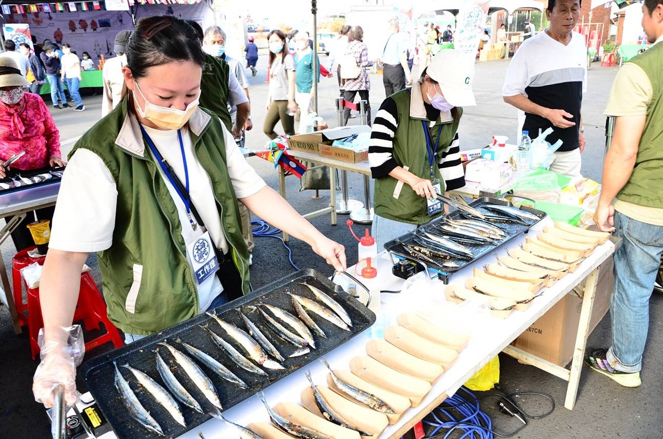 活動會場提供現烤秋刀魚試吃。(海洋局提供)