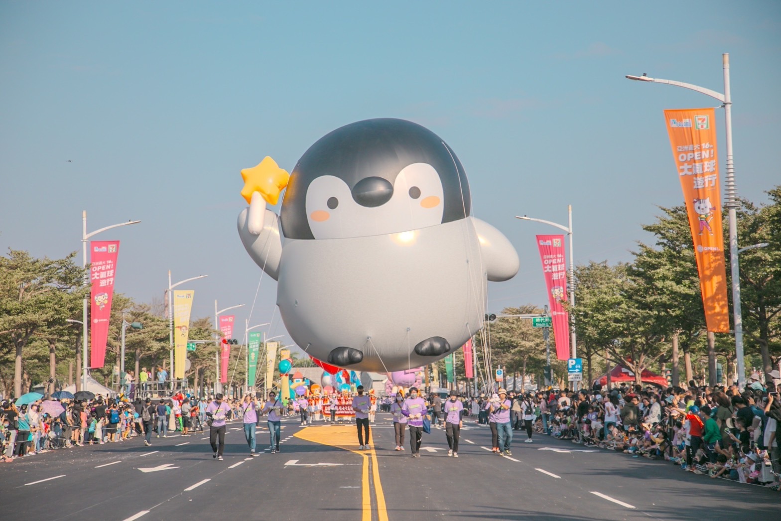 正能量企鵝大氣球。(觀光局提供)