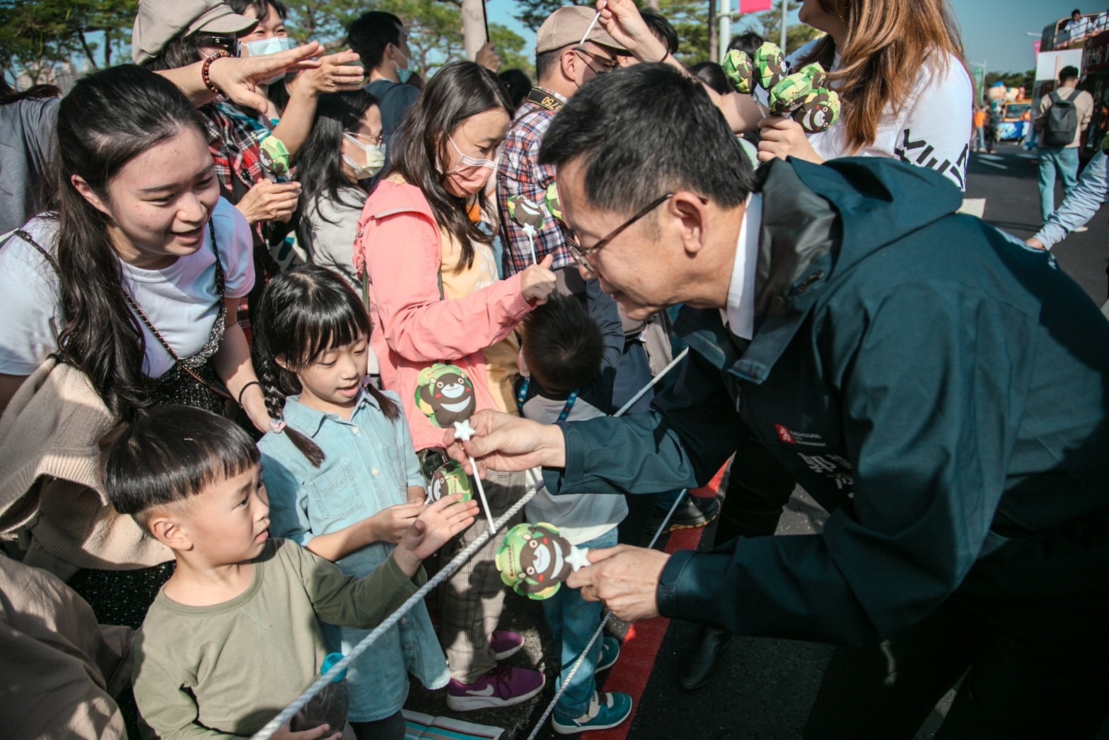 觀光局提供可愛的高雄熊小氣球,由市府秘書長郭添貴及觀光局長高閔琳一起發送給民眾,現場索取踴躍。(觀光局提供)