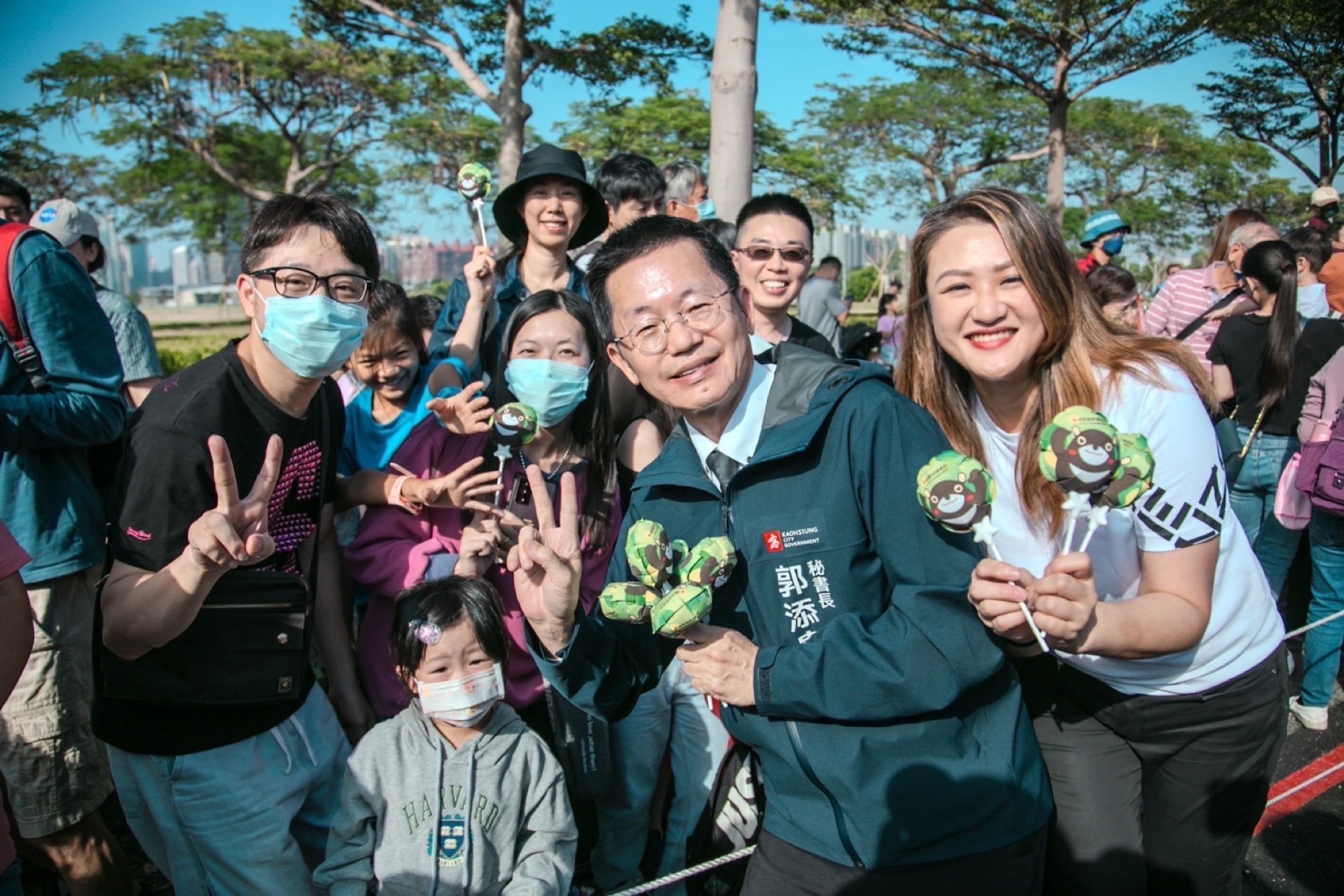 觀光局提供可愛的高雄熊小氣球,由市府秘書長郭添貴及觀光局長高閔琳一起發送給民眾,現場索取踴躍。(觀光局提供)