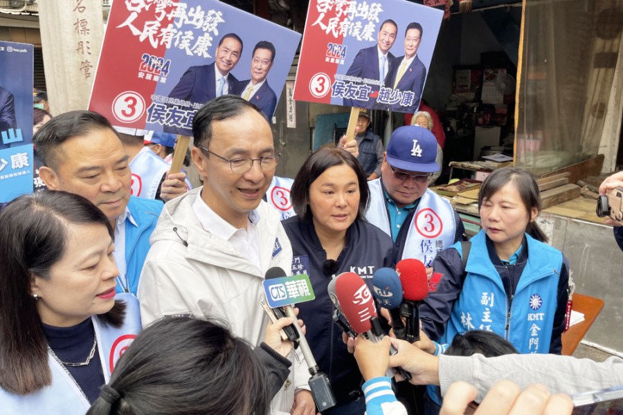 藍營副議長為民眾黨籍太太助選要鍘? 朱立倫這樣回答 254 朱立倫19日前往金門輔選陳玉珍。