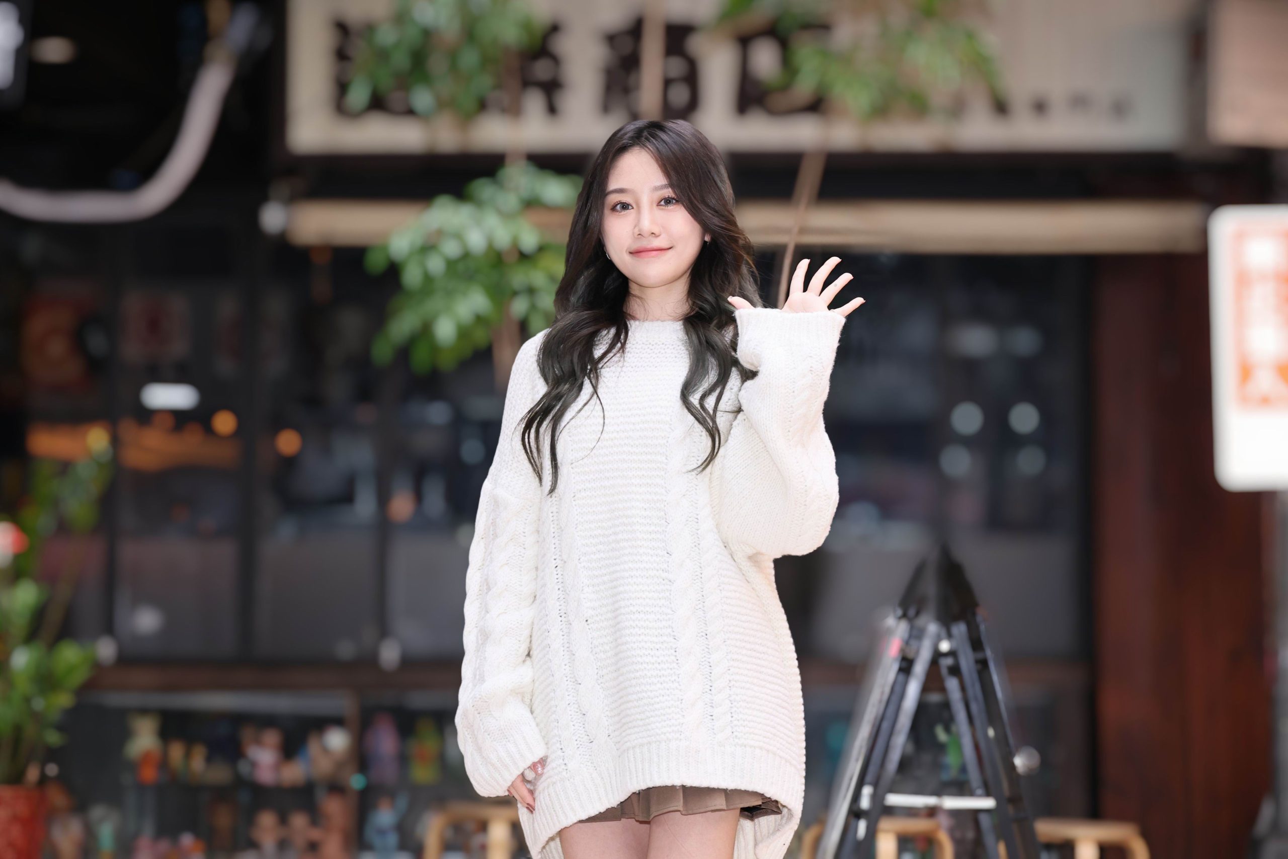 在草爺歌曲《按部就班》MV中,若潼飾演植物人女兒。(照片/紅心字會提供)