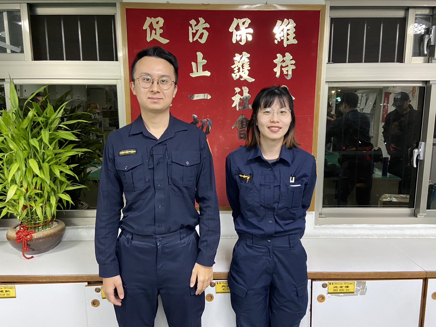 同德派出所暖警沈宏修(左)、陳怡涓(右)。(記者薛秀蓮翻攝)