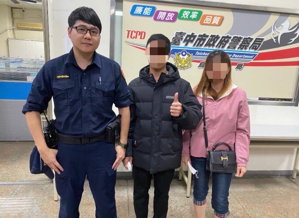 泰籍移工遺失手機，感謝烏日分局烏日派出所員警機智使用該手機上Line 的引導，讓移工到派出所認領。（圖/記者江雁武翻攝）