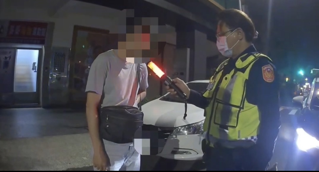 男半夜喝酒想吃宵夜 酒駕外出竟睡路中