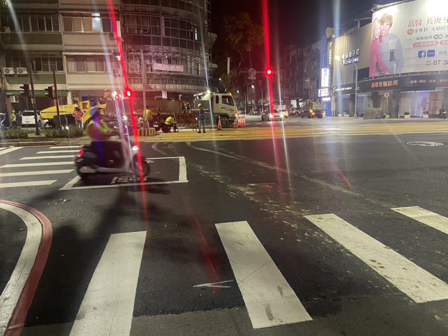 車輛駛入輕軌軌道 造成草皮毀損及兩處灑水設施無法運作