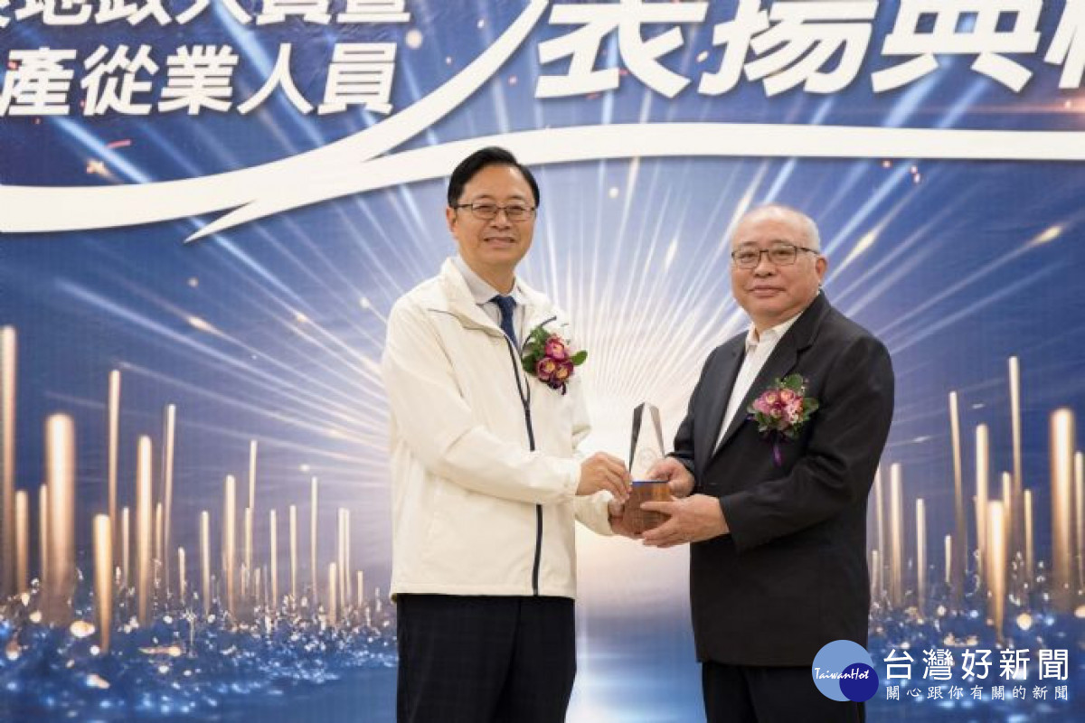 張市長感謝地政人員提供最好的業務品質，以及租賃界的朋友們協助桃園市民尋覓到適得其所的土地或房屋，共同嚴謹把關土地業務。