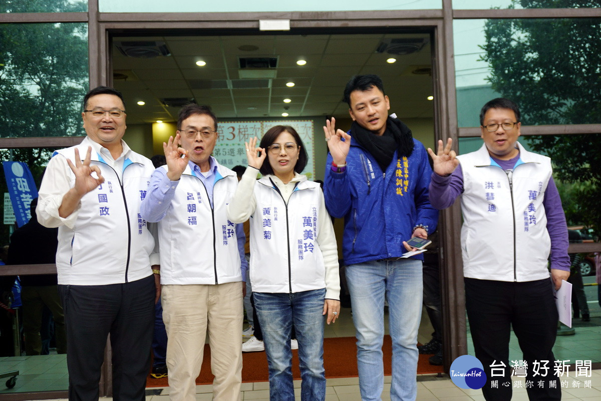 爭取連任的國民黨萬美玲委託競總總幹事代抽到3號,比出ok手勢。