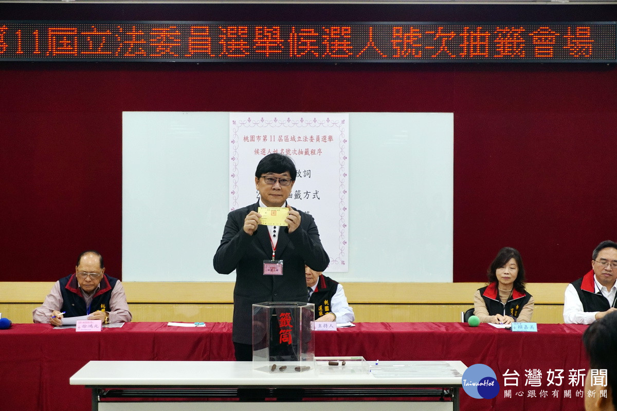 爭取連任的無黨籍立委趙正宇抽中2號,喊出「好事成雙」。