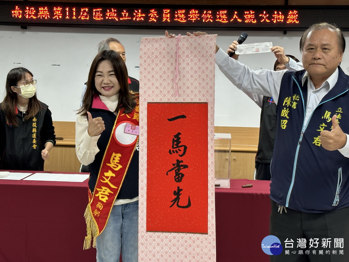 馬文君立即展示一馬當先的掛軸。(記者扶小萍攝)