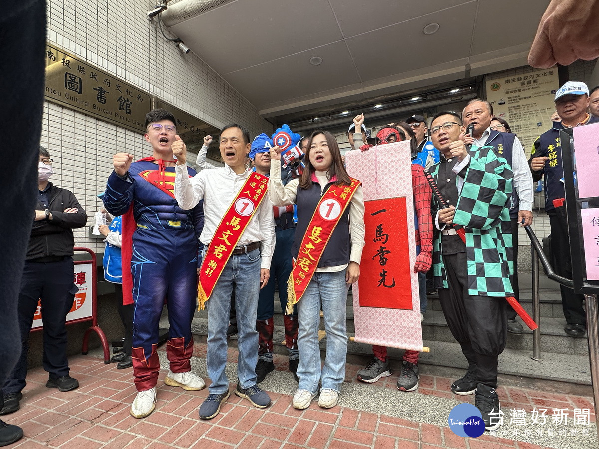 支持者一同高呼馬文君凍蒜。(記者扶小萍攝)