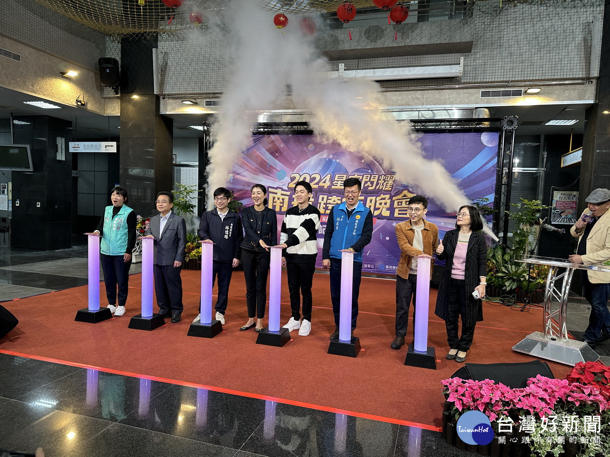 許縣長與佳賓一同啟動跨年晚會。（記者扶小萍攝）