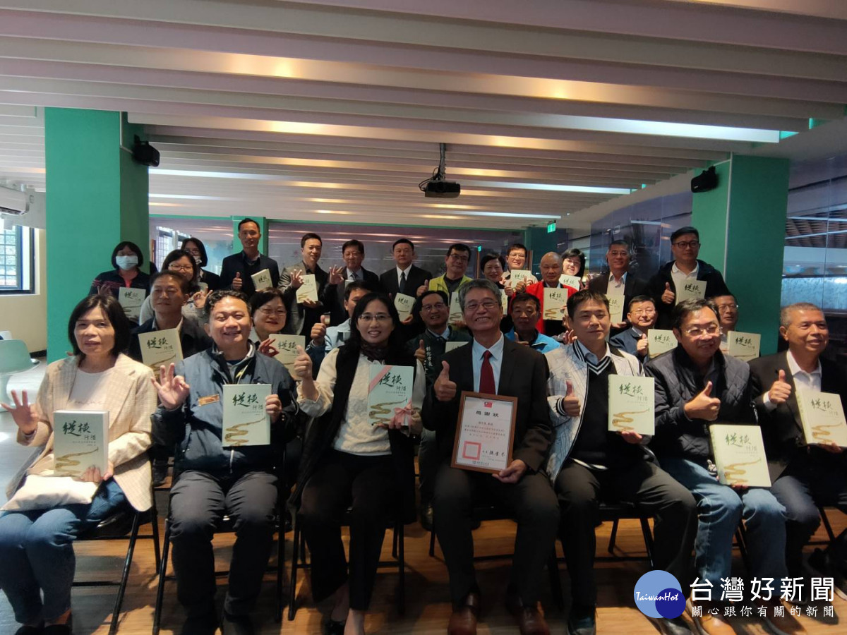 楊明憲《縱橫阡陌-彰化與台灣農業發展》新書紀錄彰化農業的蛻變。圖／記者鄧富珍攝