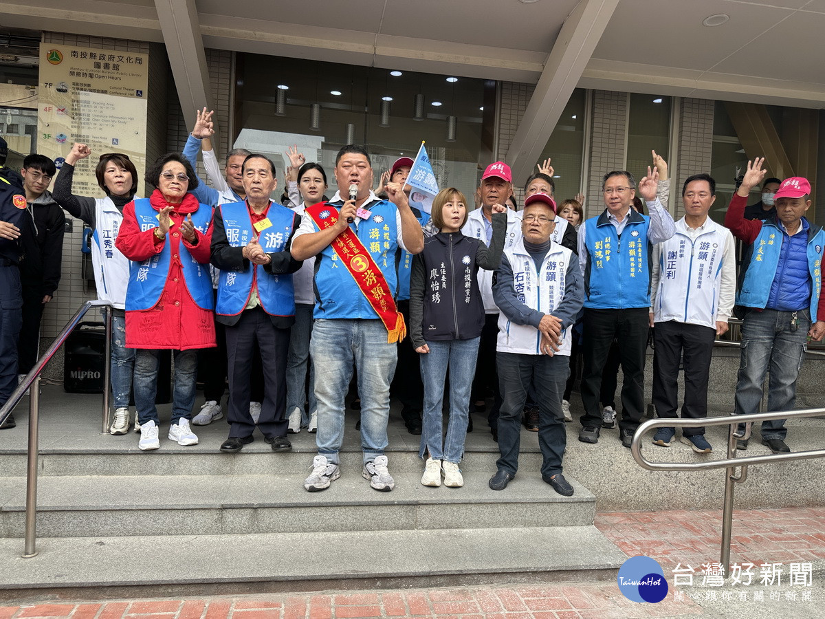 支持者高呼總統立委都選3，南投未來有靠山。（記者扶小萍攝）