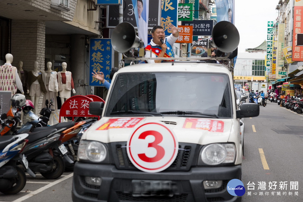 游顥隨即到地方掃街拜票。（游顥競總提供）