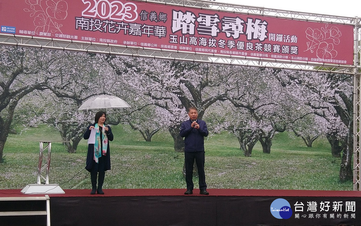 總幹事何建中主持記者會，邀全國各地遊客到信義鄉來賞梅。（記者吳素珍攝）