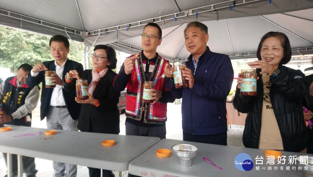 品嚐自己製作的梅子泡菜好滋味。（記者吳素珍攝）