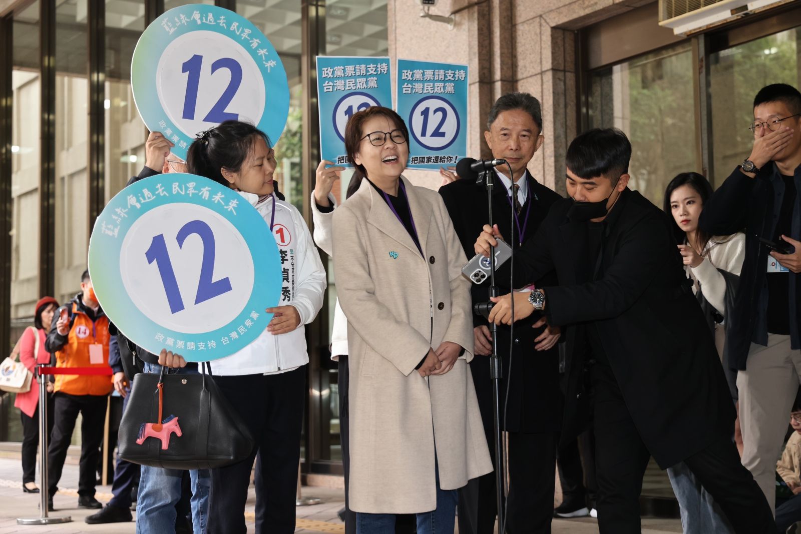 中選會今（20日）舉行第11屆全國不分區及僑居國外國民立法委員選舉政黨號次抽籤。林啟弘攝