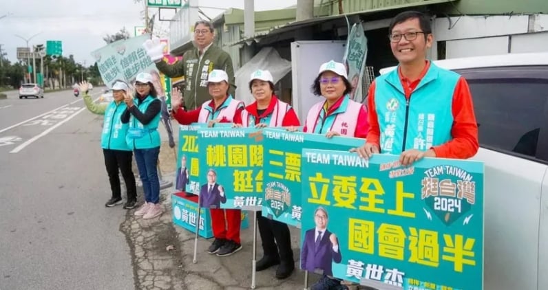 桃園市議員許更生(右)2022以無黨籍選上桃園市議員,這次選舉投入綠營,力挺黃世杰與賴清德,並擔任觀音區聯合競總的總召集人。翻攝黃世杰臉書