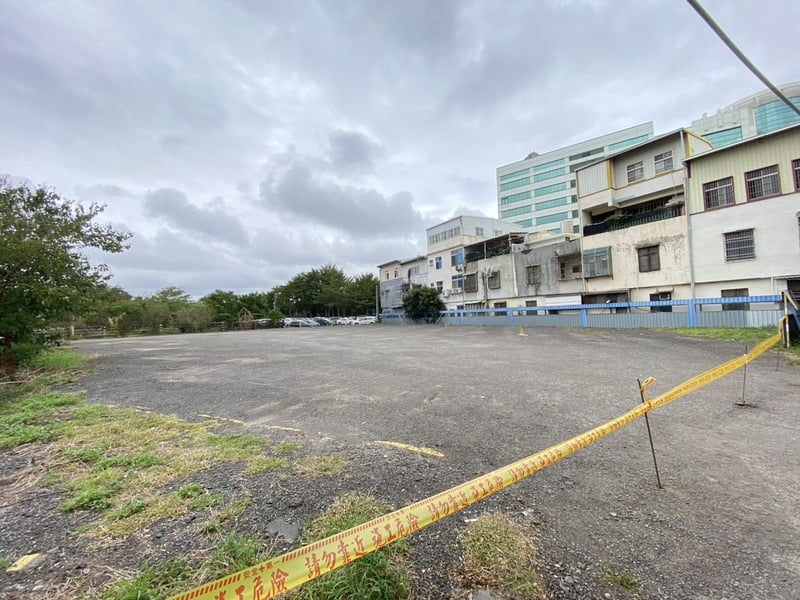 柯文哲名下農牧用地遭爆違規當停車場使用,20日已無車輛停放並拉起封鎖線。中央社