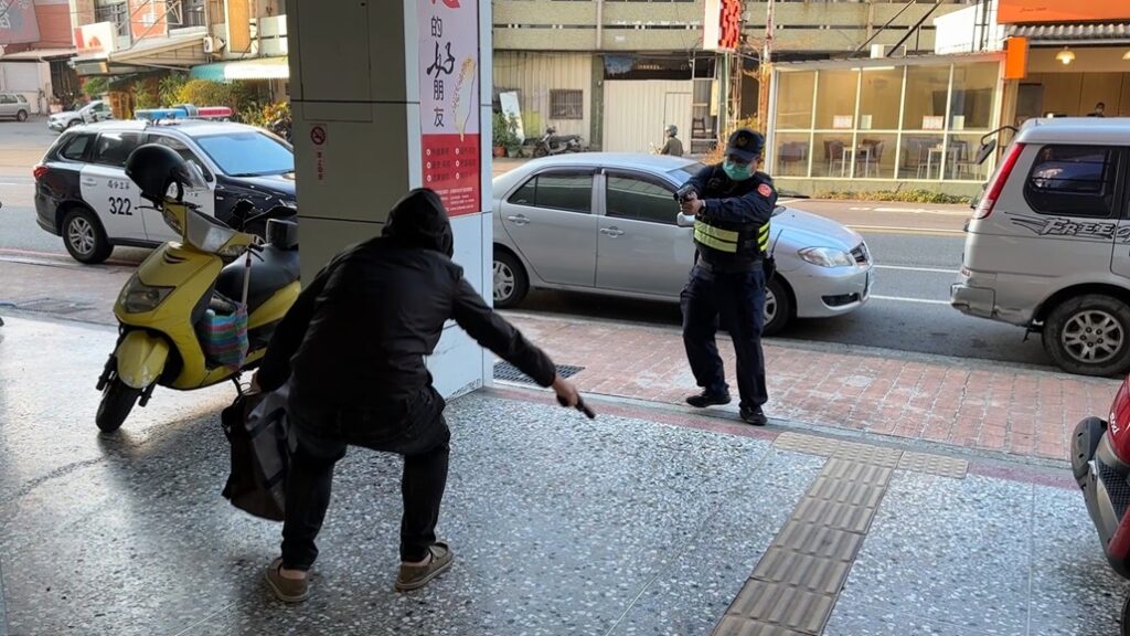 ▲圖說：中市警三分局防搶演練，飛馳趕抵員警拔槍喝斥，搶匪乖乖束手就擒              （圖／台中市政府提供）