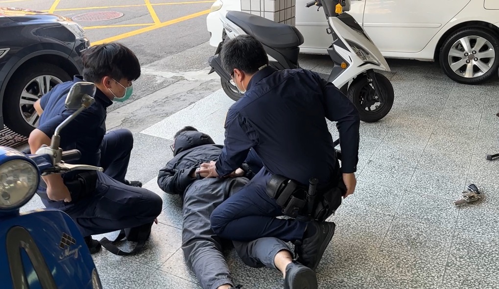 ▲圖說：警方防搶演練過程引來路過民眾拍攝駐足，以為搶案真實上演 （圖／台中市政府提供）