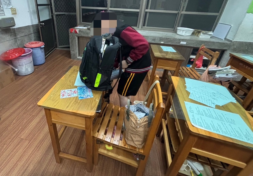 ▲圖說：員警協助學生返校找鑰匙，赫然發現「它」在書包中              （圖／台中市政府提供）