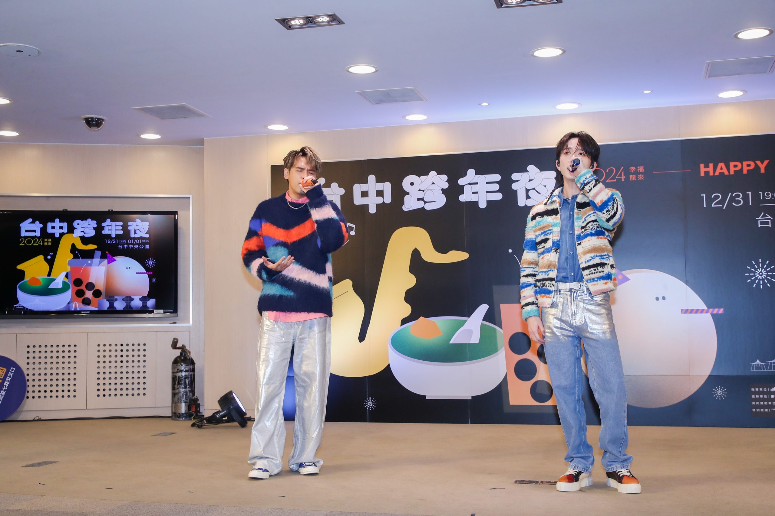 今日記者會最強人氣組合-九澤cp-陳零九-邱鋒澤驚喜現身演唱。(新聞局提供)