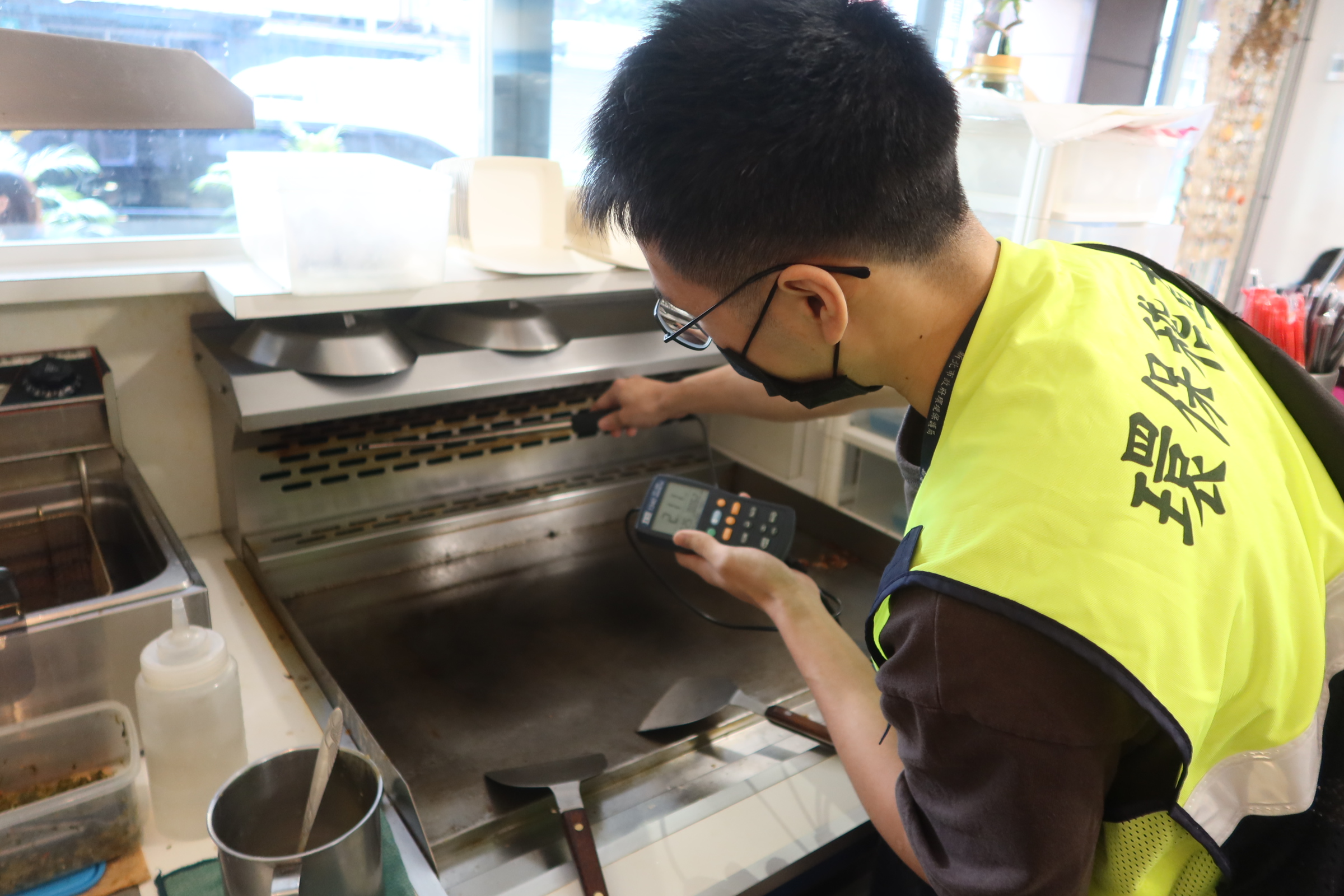 新北環保局進行餐飲業者現場查核作業。(環保局提供)
