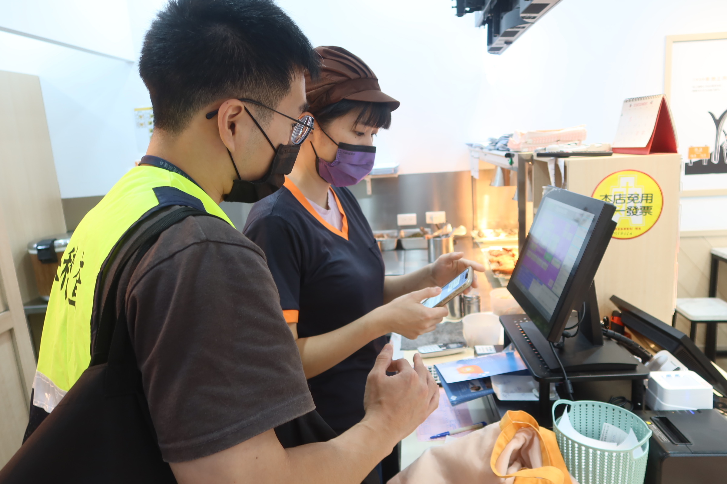 現場輔導餐飲業者使用新北餐飲E管家。(環保局提供)