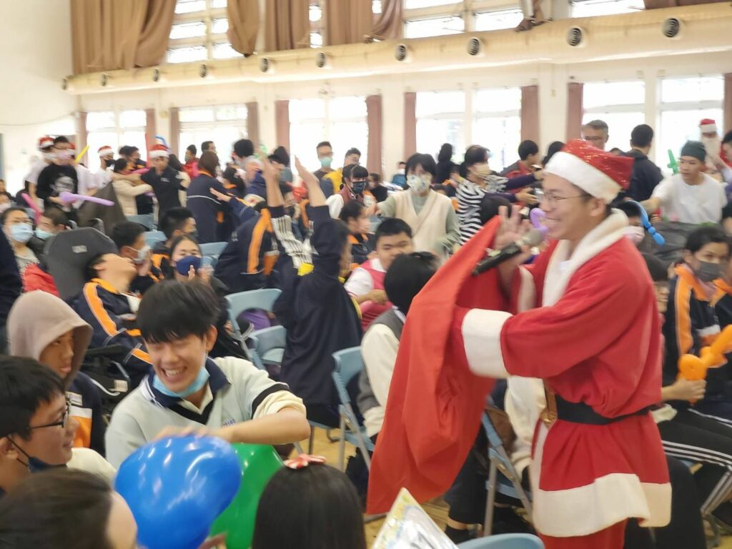 替代役公益大使團役男聖誕傳愛役演熱情送暖