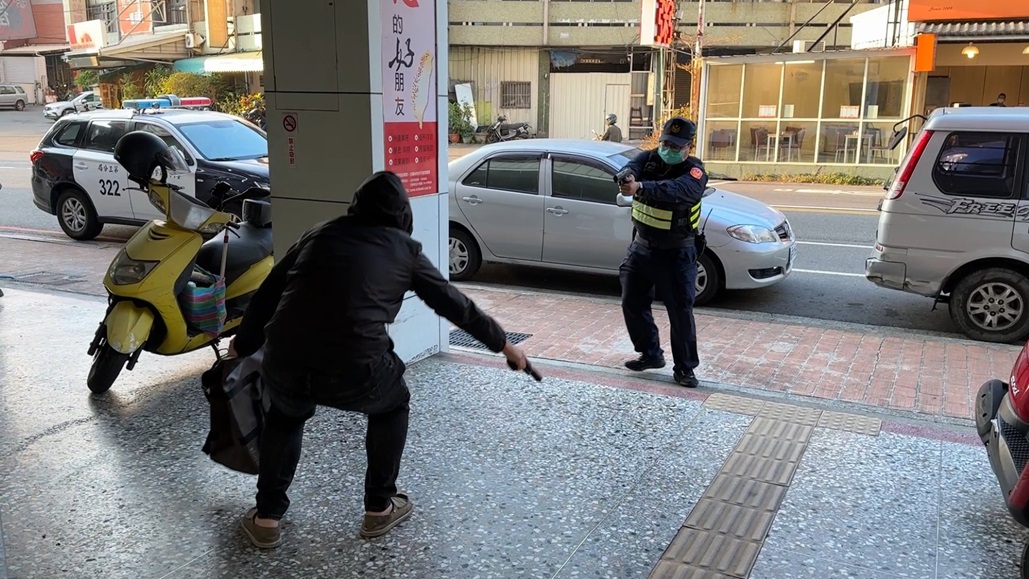 ▲圖說:中市警三分局防搶演練,飛馳趕抵員警拔槍喝斥,搶匪乖乖束手就擒 (圖/台中市政府提供)