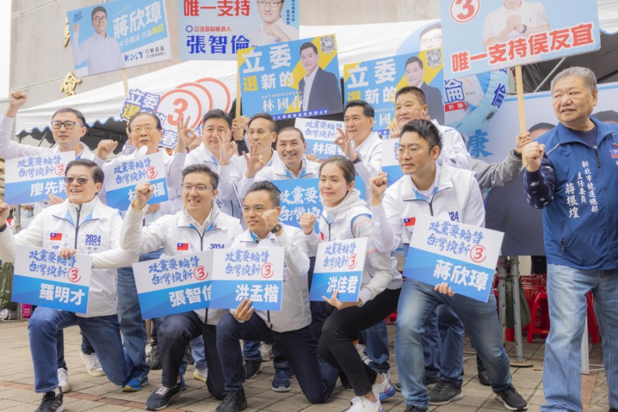 國民黨新北立委能上幾席? 侯友宜陪小雞抽籤曝這數字 224 侯友宜20日陪同新北市立委候選人至新北市選委會抽籤